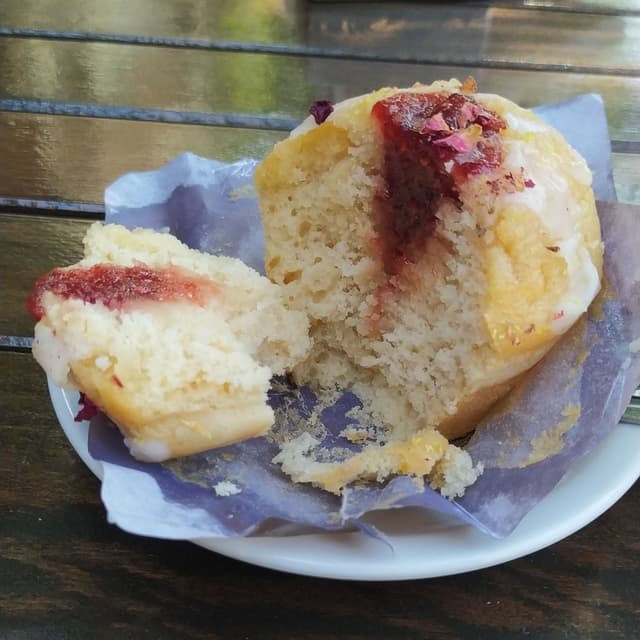 菜肴“Muffin De Limón Y Mermelada De Frambuesas”的照片