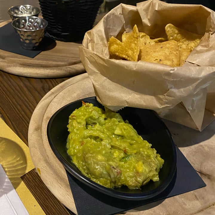 photo of Guero Nachos con guacamole shared by @sinfobie on  28 Nov 2021 - review