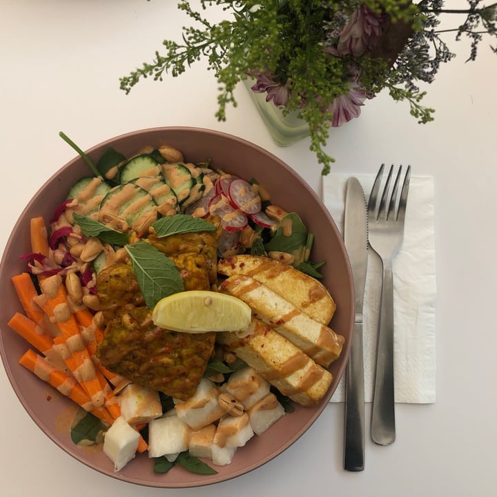 photo of Carrotsticks and Cravings Robertson Quay Vegan Tempeh Bowl shared by @healthywithakriti on  13 Dec 2020 - review