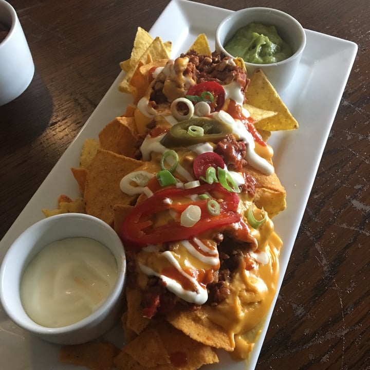 photo of Hank's Pub & Food Nachos shared by @veganphoebe on  02 Dec 2020 - review