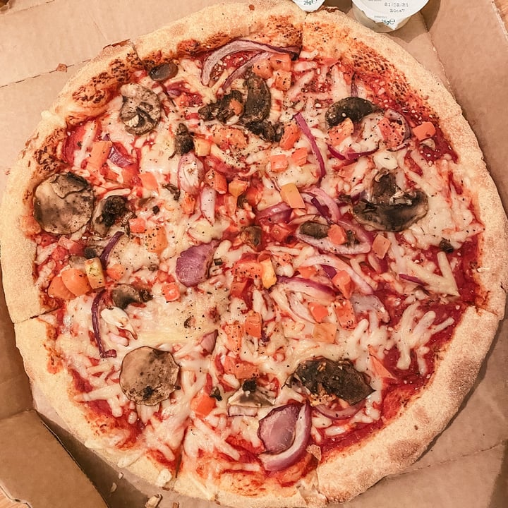 photo of Domino's Pizza Vegan Mozzarella Pizza shared by @niamhx on  04 Dec 2020 - review
