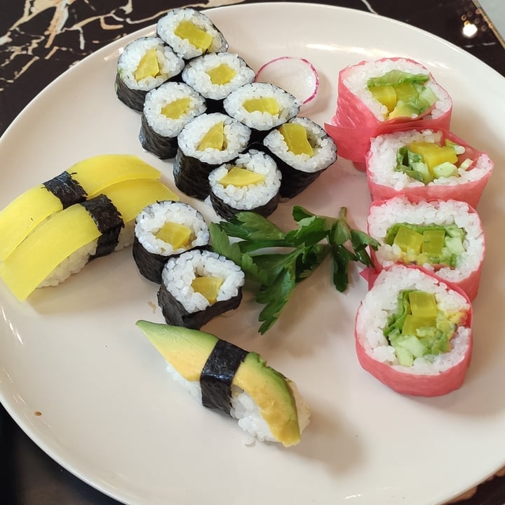 photo of Izuumi Nighiri Oshinko, nighiri avocado, osso oshinko, roll vegetariano shared by @semidichia on  15 Apr 2022 - review