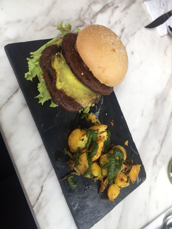 photo of Makeout Colombia Hamburguesa Vegan Burguer Máster shared by @dhuyke on  17 Mar 2020 - review