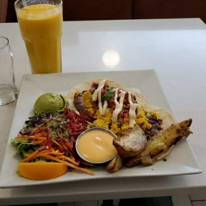 photo of Aux Vivres Plateau Heuvos Rancheros shared by @aupoupoudoux on  07 Dec 2021 - review