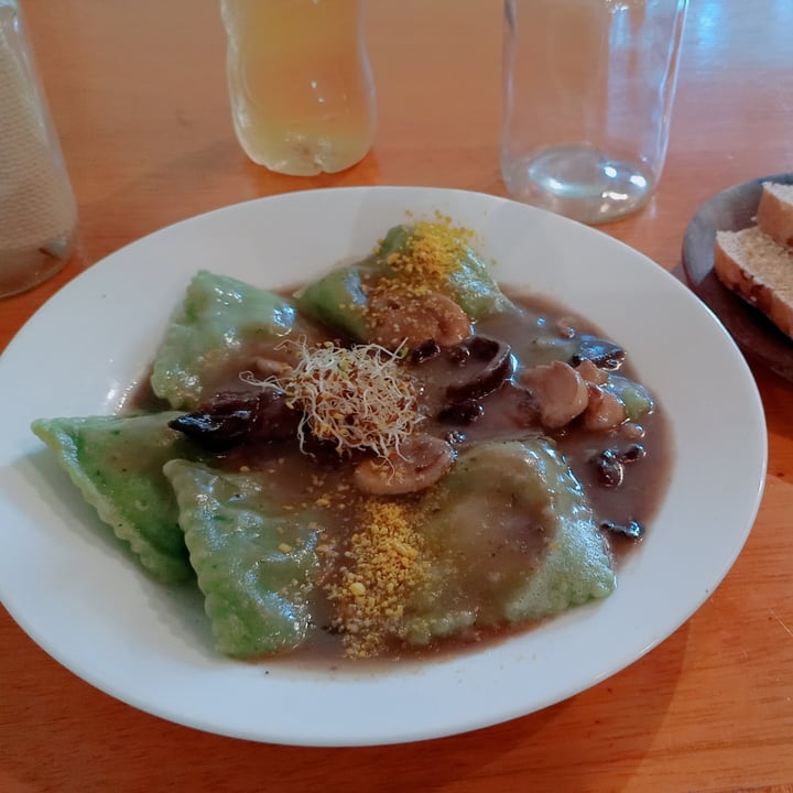 photo of Wara espacio saludable Raviolones De Espinaca Rellenos De Cabutia Con Bechamel De Coco Y Hongos shared by @celpa on  22 Mar 2022 - review