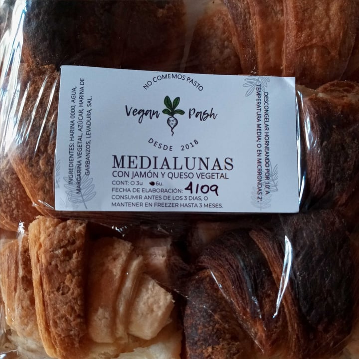 photo of Vegan Pash Medialunas con jamón y queso shared by @ursula on  06 Sep 2020 - review