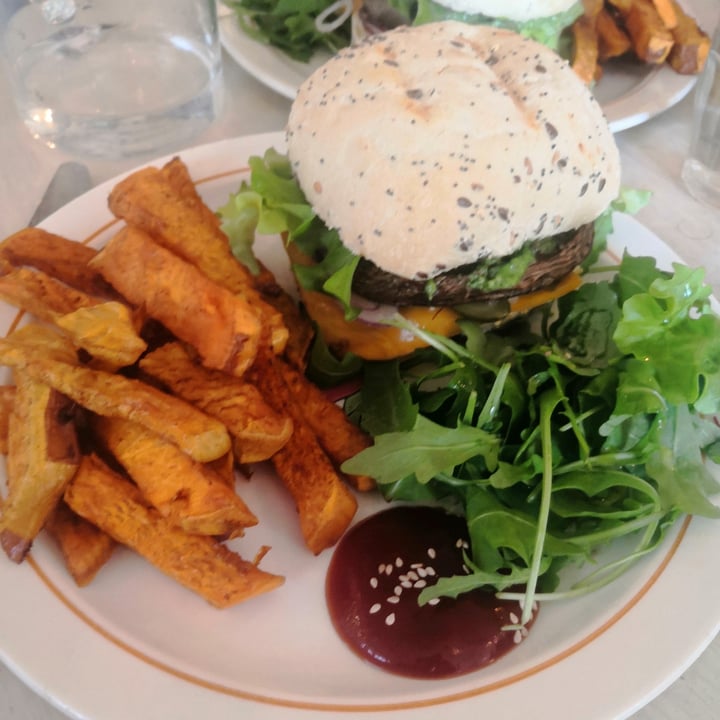photo of Abattoir végétal Funky Burger shared by @lord-of-snob on  30 Dec 2021 - review