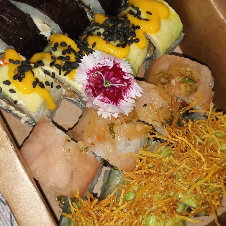 photo of Let it V - Vegan Sushi 16 piezas de sushi abey roll shared by @rominacon on  30 Sep 2021 - review