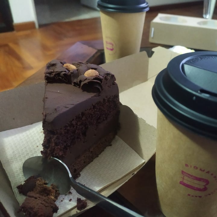 photo of Bioma plant based café Torta de chocolate shared by @cafexito on  14 Oct 2021 - review