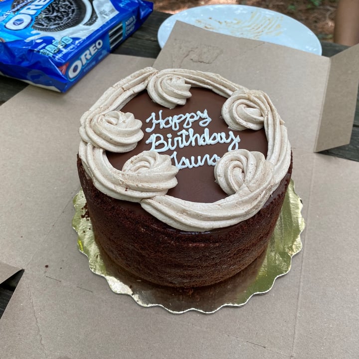 photo of Whole Foods Market Vegan chocolate cake shared by @johnnycactus on  16 Sep 2020 - review