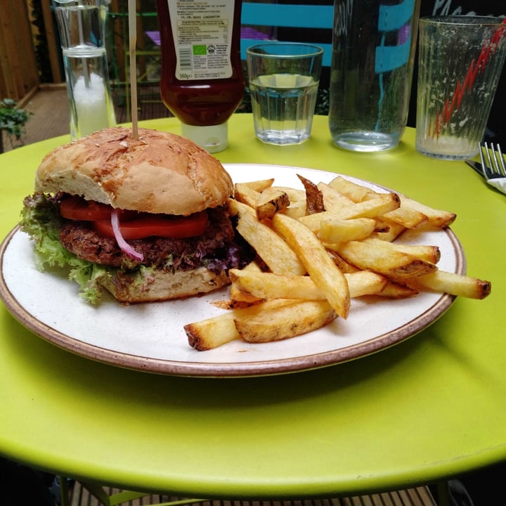 photo of Holy Cow Quarter Pounder shared by @veganadam on  07 Sep 2022 - review