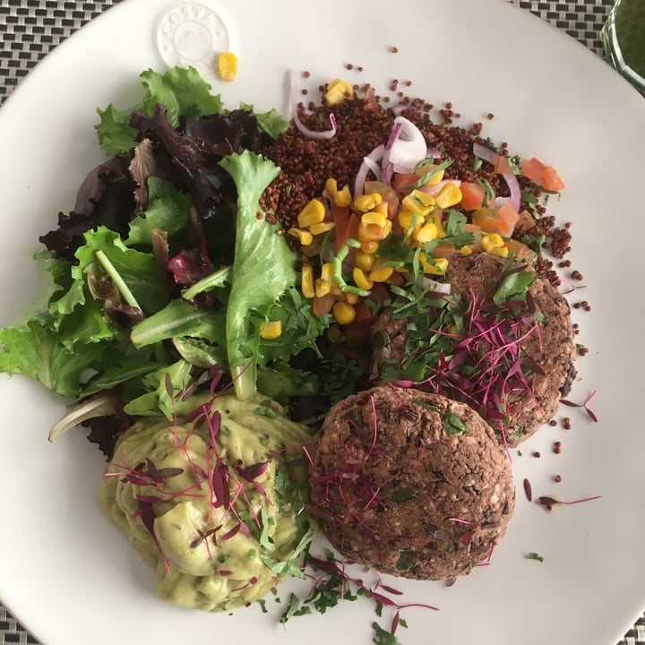 photo of Local - Your Healthy Kitchen Hambúrguer de feijão preto com quinoa e guacamole shared by @mcaetano on  03 Oct 2021 - review
