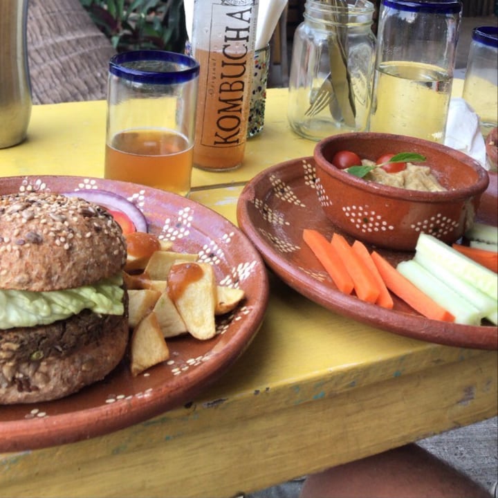 photo of El Vegetariano Mar y Tierra (El Vegetariano Mar y Tierra Tulum) Hamburguesa vegano shared by @lalonsopert on  23 Nov 2021 - review