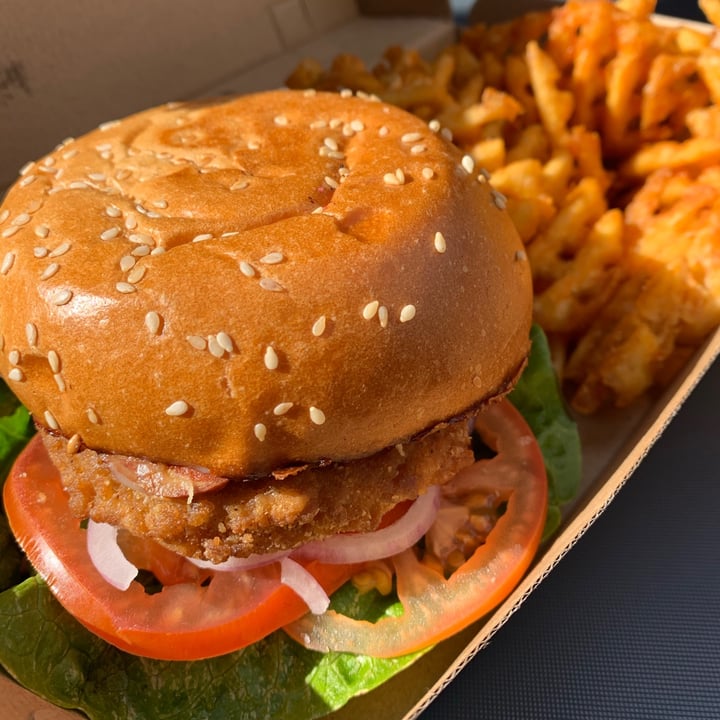 photo of Lisica Cafe Chikn Burger shared by @justines01 on  15 Aug 2020 - review