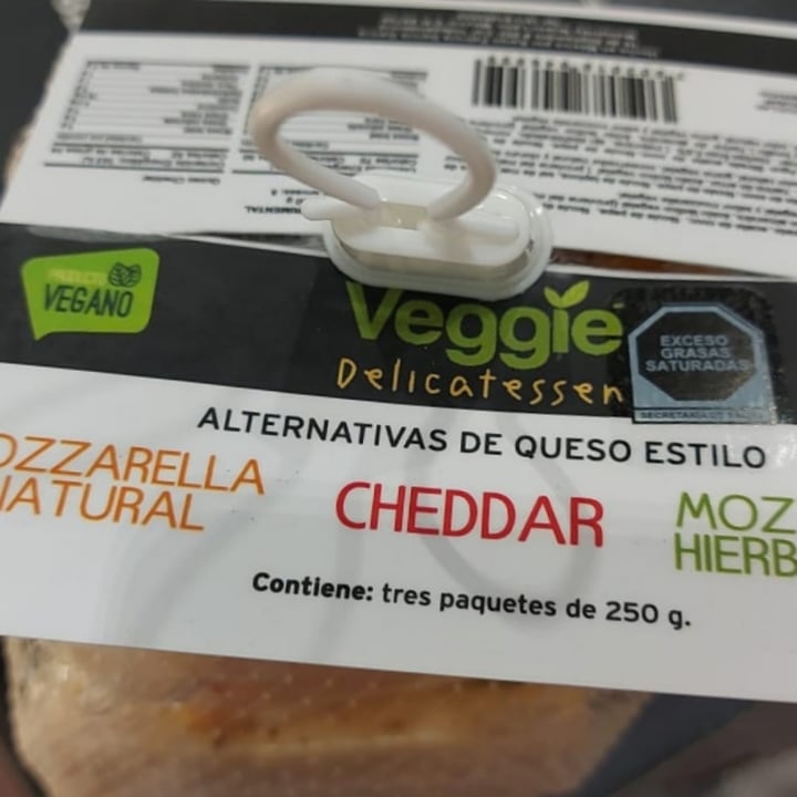 photo of Veggie Delicatessen Alternativa de queso estilo cheddar shared by @fergievegan on  12 Feb 2022 - review