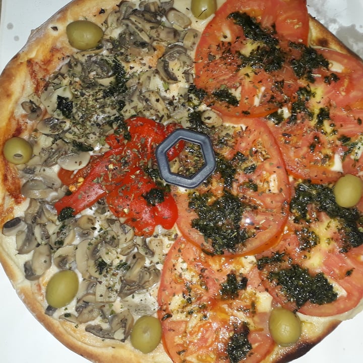 photo of Blondie Pizza mitad caprese, mitad champiñones shared by @ericavegana on  10 Apr 2021 - review