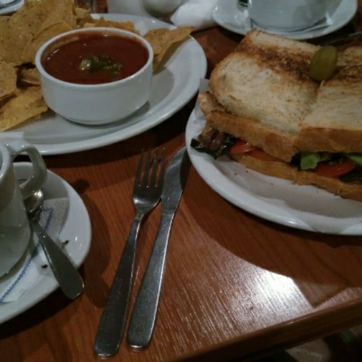 photo of El Bosque Confiteria Sandwich Vegan shared by @mmalenart on  13 May 2020 - review