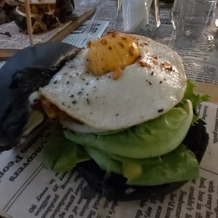 photo of Vegan Streetfood Deli - Obs Bacon, Egg & Cheez Burger shared by @dwatling on  19 Jan 2022 - review