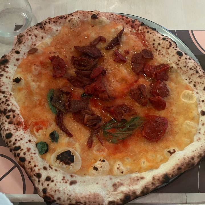 photo of Pizza Social Lab Pizza vegana ai pomodori shared by @ilariadelisa on  17 Dec 2022 - review