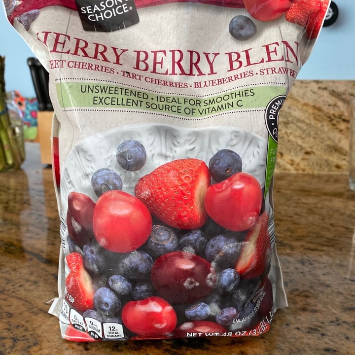 photo of ALDI Cherry Berry Frozen Fruit Blend shared by @naomigreen on  06 Apr 2020 - review