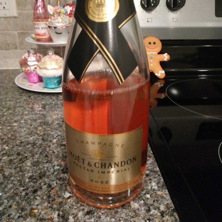 photo of Möet & chandon Rose Imperial Champagne shared by @marcusserrao on  01 Jan 2021 - review
