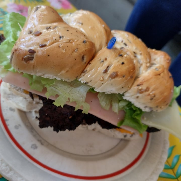 review photo of La Vegana cantina Sanguche de Seitan shared by @flornoetzel on 24 Oct 2022 - review