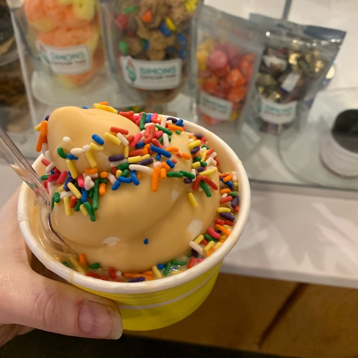 photo of Simons Says Dip This Vanilla Non-dairy soft serve shared by @tofubetty on  23 Oct 2022 - review