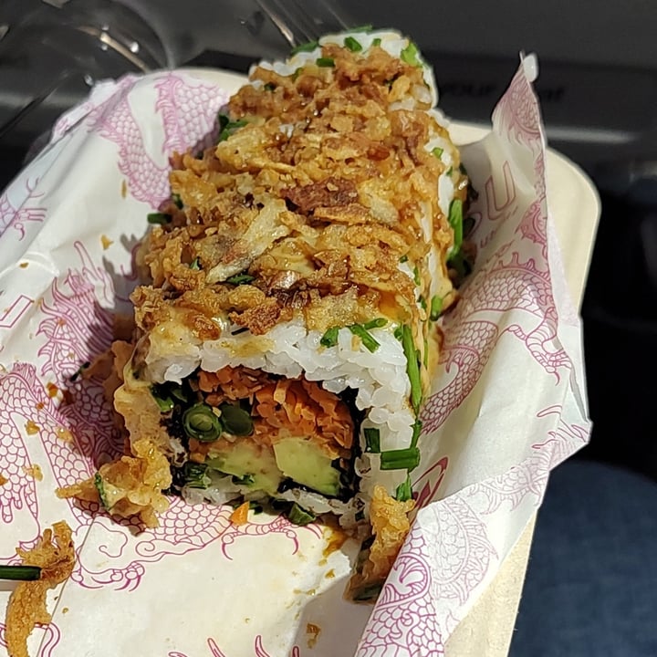 photo of itsu Veggie Dragon Roll shared by @the-vegan-one on  19 Nov 2022 - review