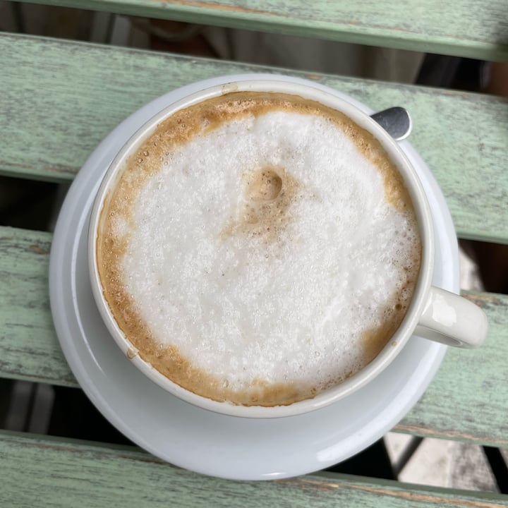 review photo of Dulcamara Vegan Bakery & Bistrot Cappuccino Con Latte Di Soia shared by @lassetiereleben on 29 Jun 2022 - review