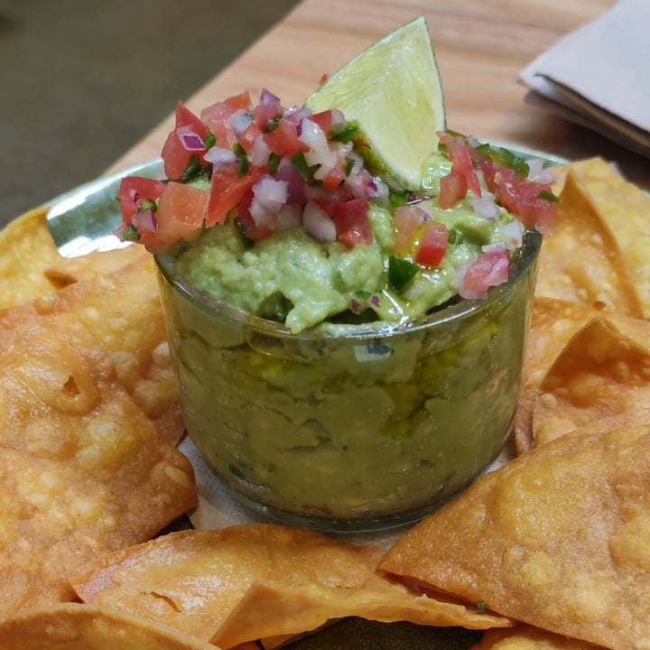 photo of Mercado La Galiciana Guacamole con totopos shared by @isagarmend on  01 Jul 2021 - review