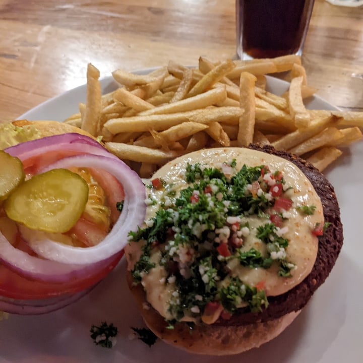 review photo of LA HAMBURGUESERIA CANDELARIA Falafel Árabe Burger shared by @veganneh on 04 Dec 2022 - review