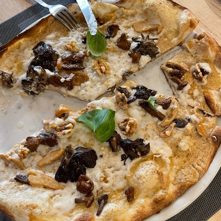 photo of Pizzeria Daniela Vegan Pizza shared by @angiesan on  16 Jun 2022 - review