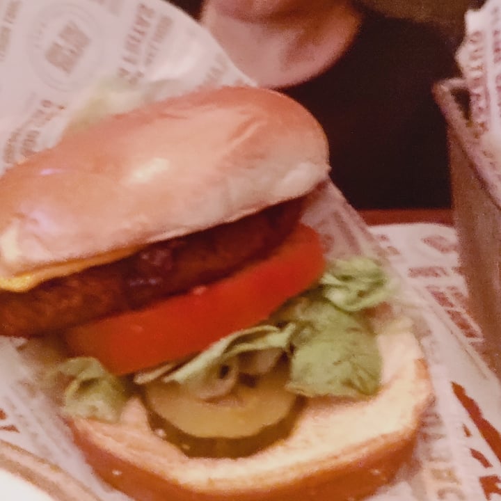 photo of Outback Steakhouse Aussie Plant Burger - Hamburger Veg Outback shared by @bgodines on  03 Dec 2022 - review