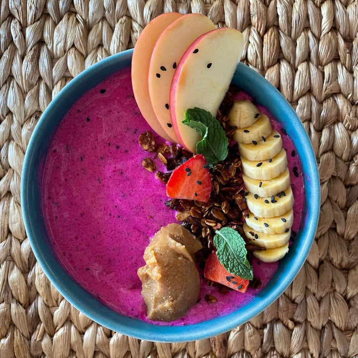 review photo of Hollow Tree's Resort Dragonfruit Smoothie Bowl shared by @hollykinzz on 02 Apr 2022 - review