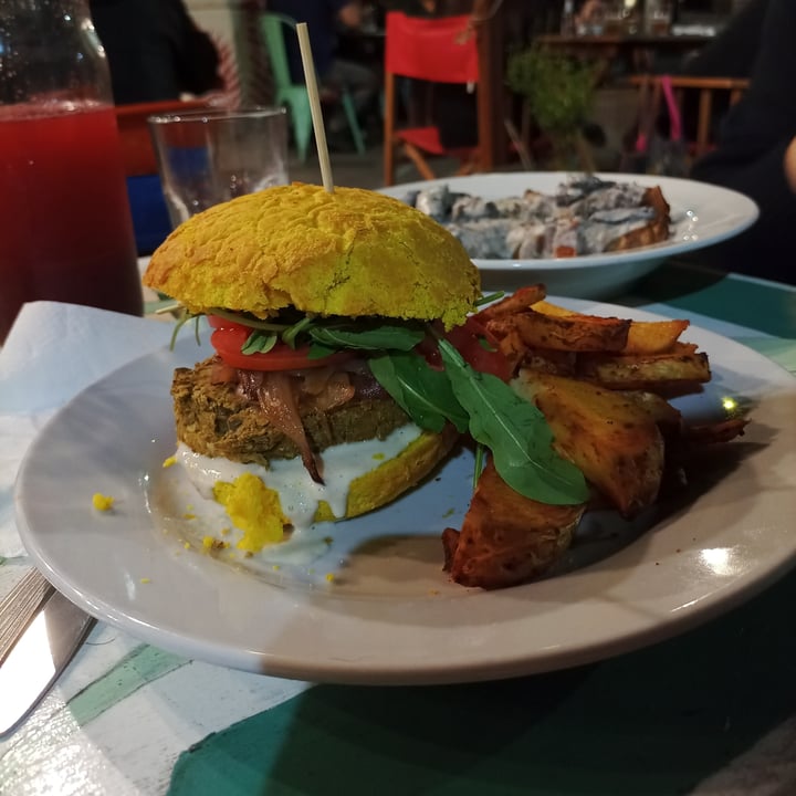 photo of Casa Munay Hamburguesa vegana con papas fritas shared by @julisvegan on  13 Jan 2022 - review
