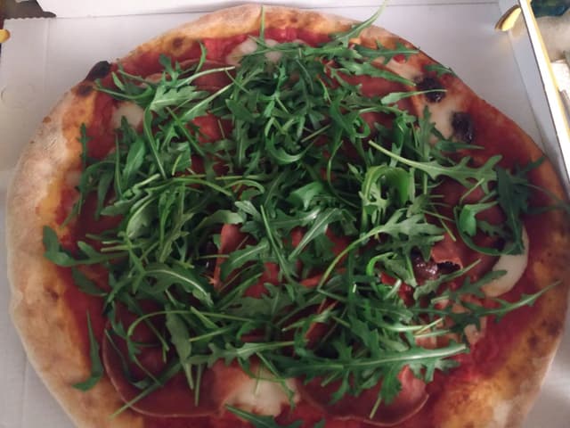 菜肴“100% Vegan Pizza With "Cheese And Salami"!”的照片