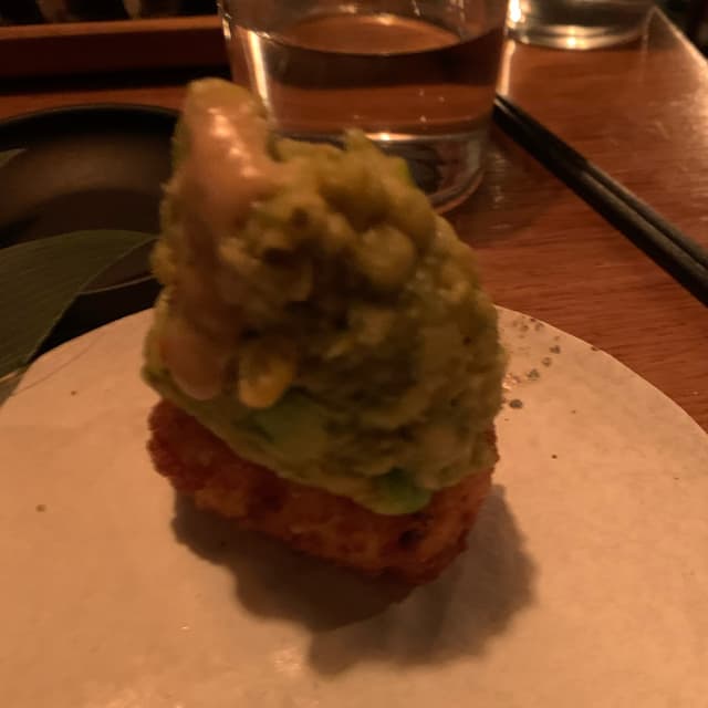 Foto do prato “AVOCADO AND BLACK GARLIC”