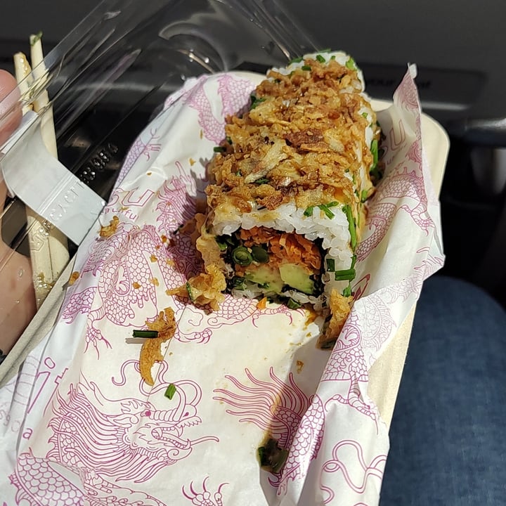 photo of itsu Veggie Dragon Roll shared by @the-vegan-one on  19 Nov 2022 - review