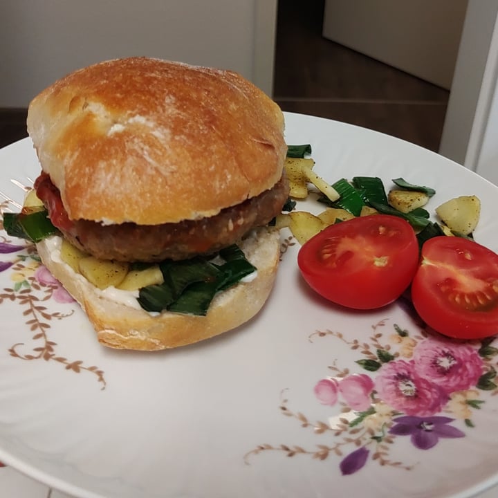 photo of Wheaty Vegan Super Hero Burger shared by @saechsine on  04 Nov 2022 - review