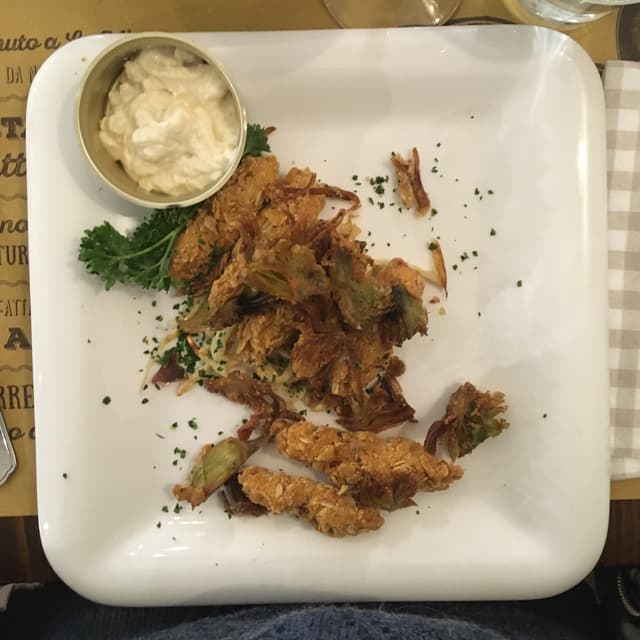 Foto do prato “Crocchette di tofu, agrodolce di sedano rapa, carciofi fritti e mayo veg”