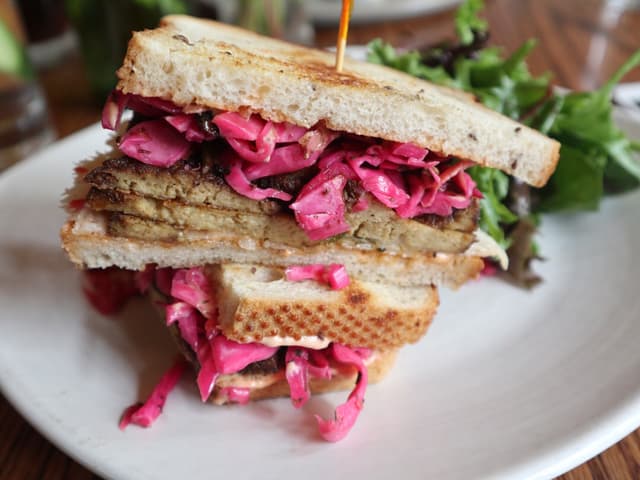 菜肴“Plum Classic Reuben”的照片