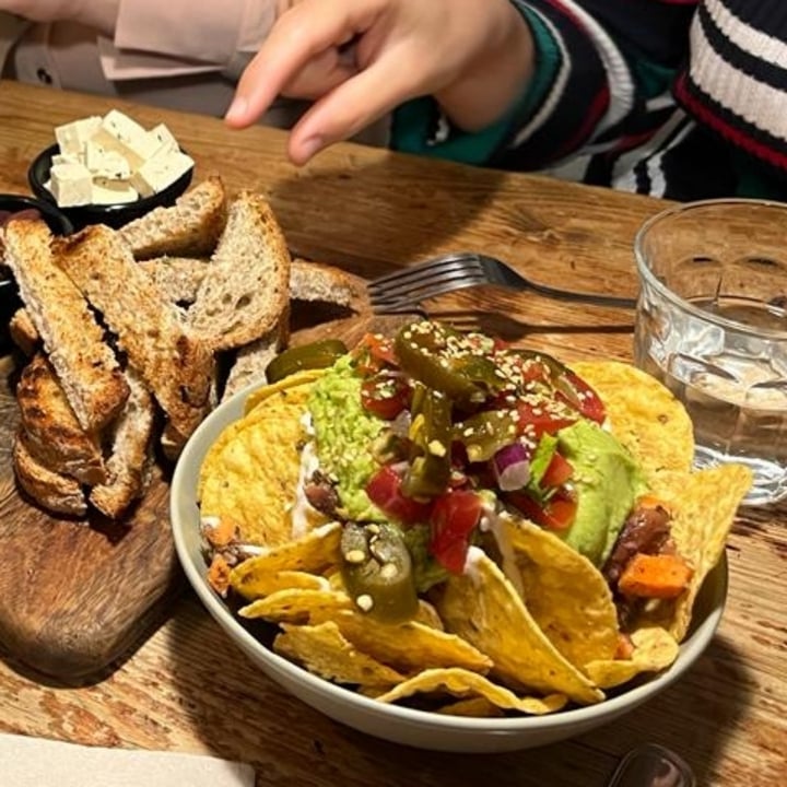 photo of Quinoa Bar Vegetarià Nachos con guacamole shared by @irmandadeantispecist on  09 May 2022 - review