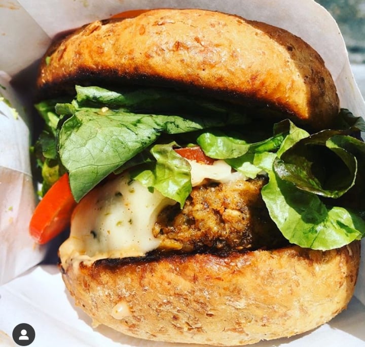 photo of Next Level Burger Roosevelt Signature burger shared by @veganjessica on  31 Mar 2020 - review