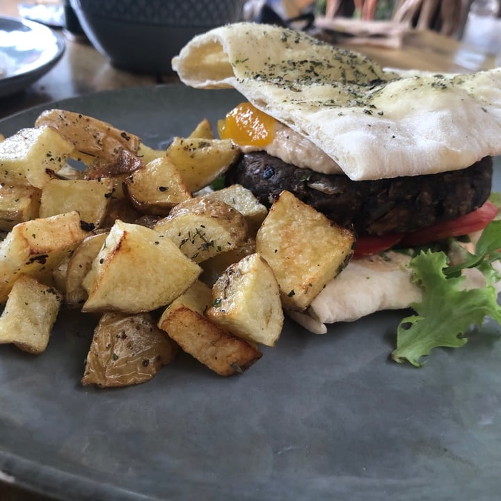 review photo of Li-o-La Captain Blackbeard Burger shared by @ninamari on 04 Jan 2021 - review
