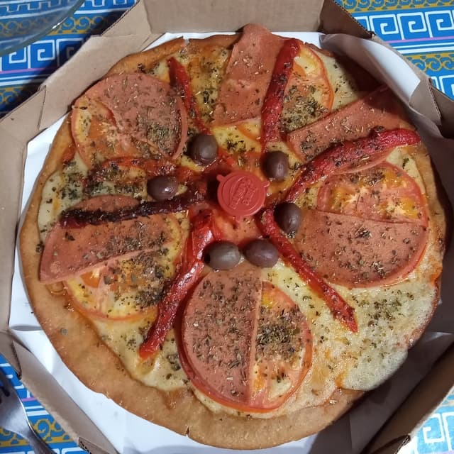 Photo of the dish “Pizza De Jamón Vegano, Queso De Papa, Tomate, Aceitunas”