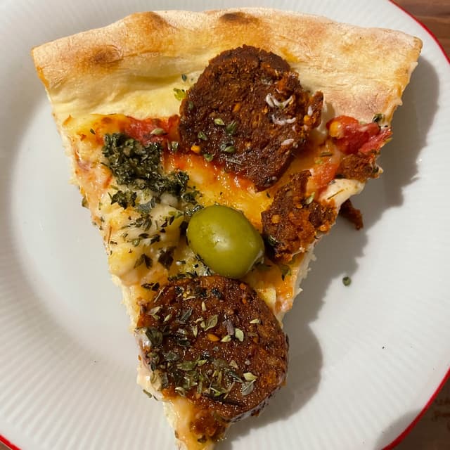 Photo of the dish “Pizza Vegana De Quesofu Y Longaniza Vegetal”