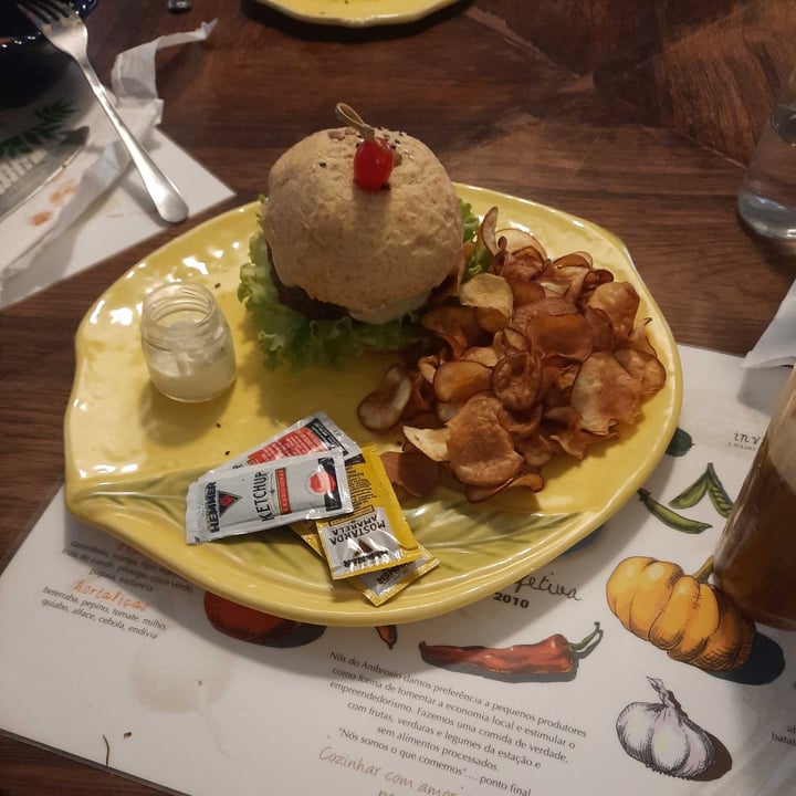 review photo of Ambrósio Café & Cozinha Afetiva Hamburger de Cogumelos E Macarrão Com Almôndegas De Soja shared by @momomorais on 27 Nov 2021 - review