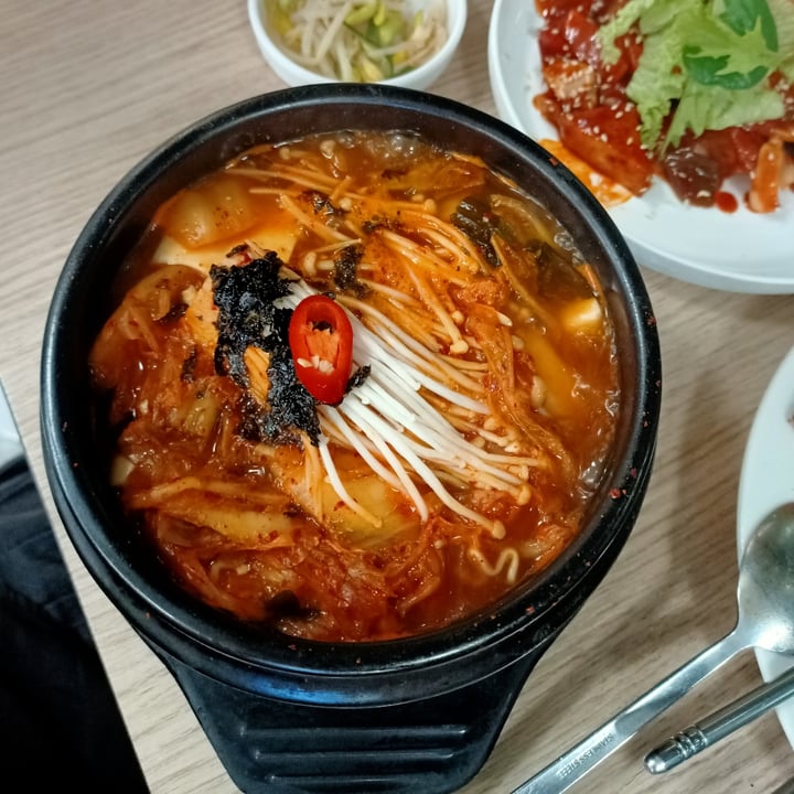 photo of The Boneless Kitchen Kimchi Jjigae (Spicy and Sour Kimchi Stew) shared by @skootykoots on  20 Dec 2021 - review