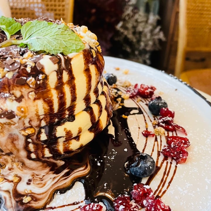 photo of Cafe de Nicole’s Flower Chocolate fluffy pancakes shared by @jintongye on  11 Apr 2021 - review
