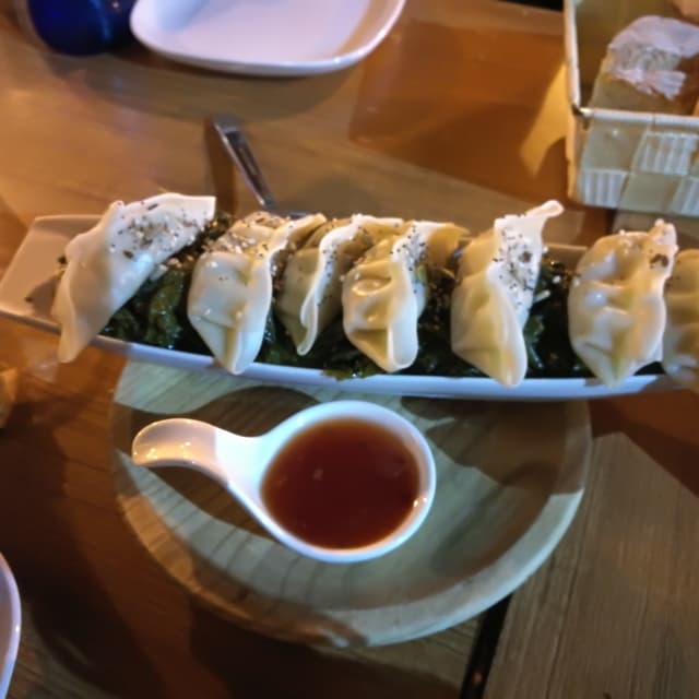 菜肴“Gyozas De Verduras Con Grelos Salteados”的照片